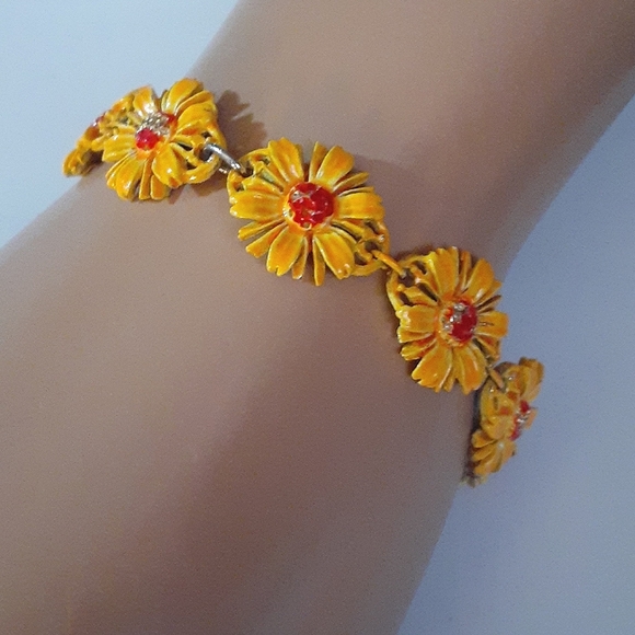 Vintage Art Jewelry - VTG Signed Art Daisy Bracelet